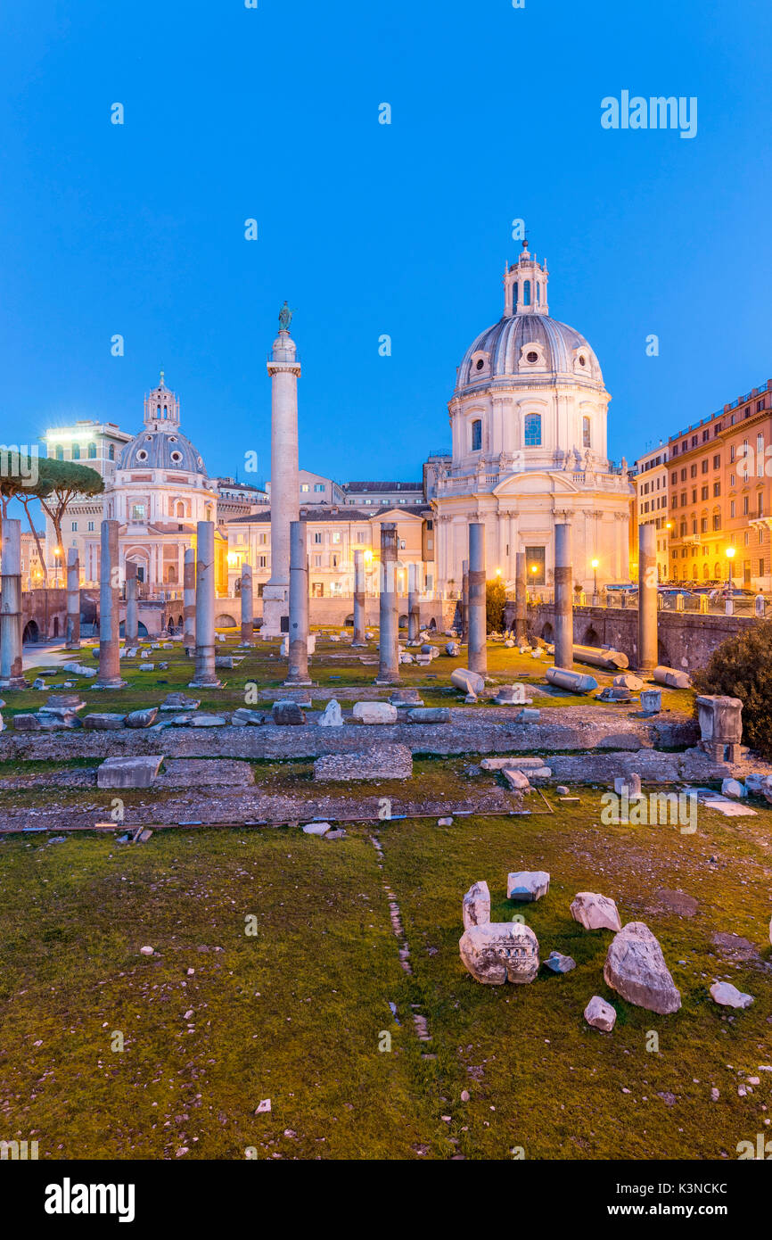 Europa, Italien, Latium, Rom. Sonnenaufgang am Forum des Traja Stockfoto