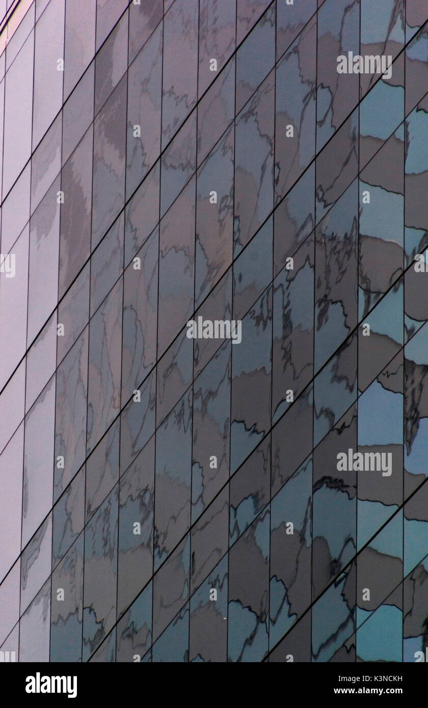 Die großen Glasfenster der Wolkenkratzer in Chicago ein Spiel von Reflexionen und geometrischen Reihenfolge erstellen. Chicago, Illinois, USA Stockfoto