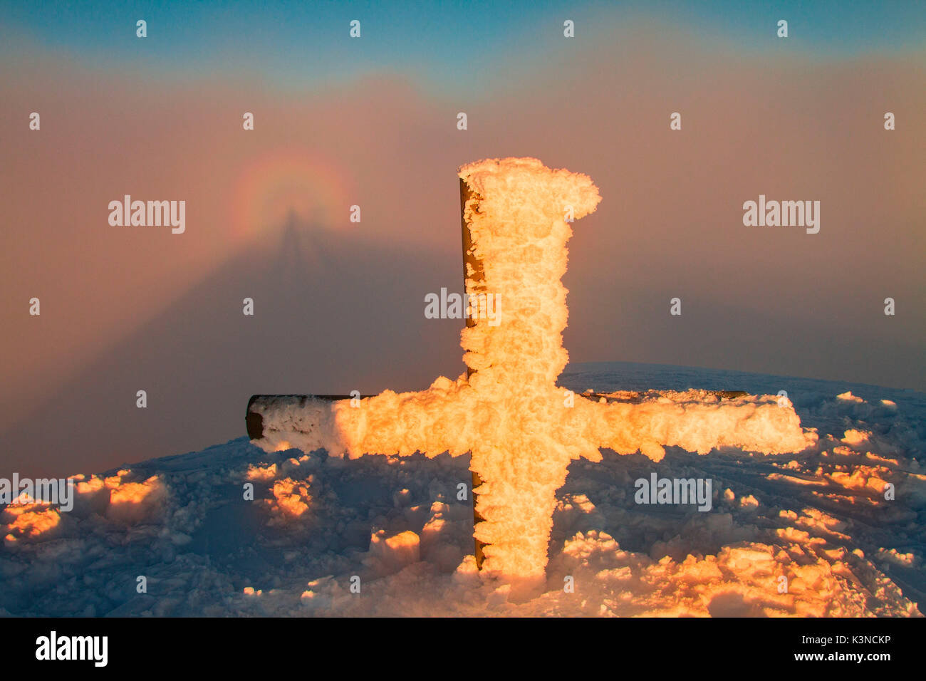 Europa, Italien, Lombardei, Valtellina. Spektrum von Summit alpin Kreuz gebrochen bei Sonnenuntergang Stockfoto