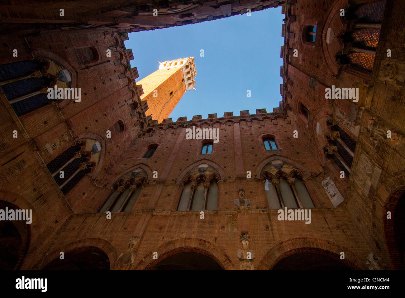 Europa, Italien, Toskana. Torre del Mangia von Palazzo Pubblico in Siena Stockfoto