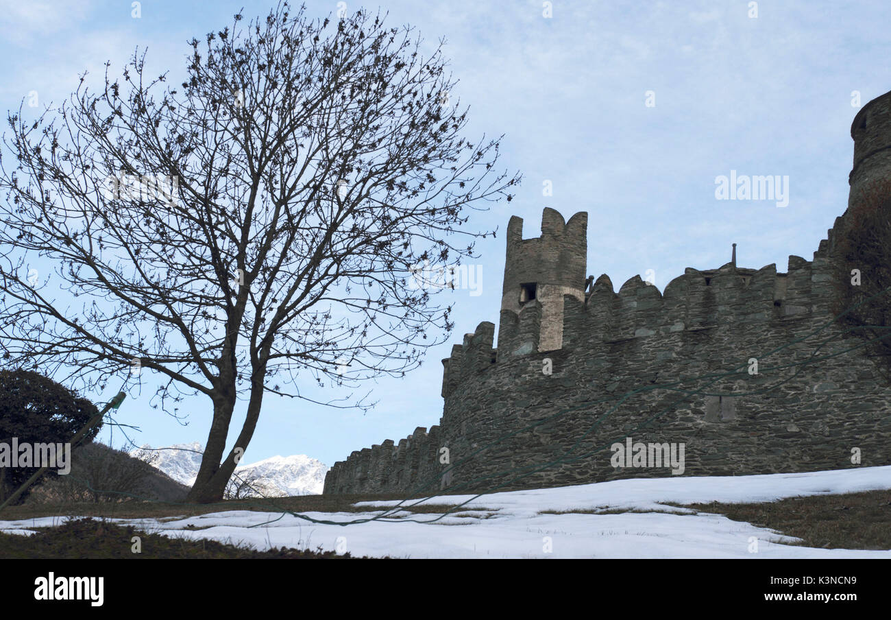 Der Wehrturm der Fenis Castle mit dem Typische ihrer Umfassungsmauer. Aostatal, Italien Stockfoto
