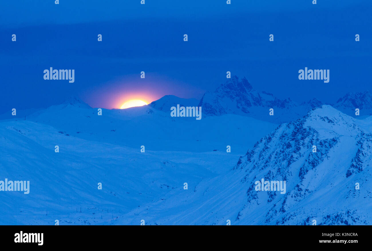 Moony Sonnenuntergang über den Bergen von Bormio und Livigno in der Lombardei Alpen Stockfoto