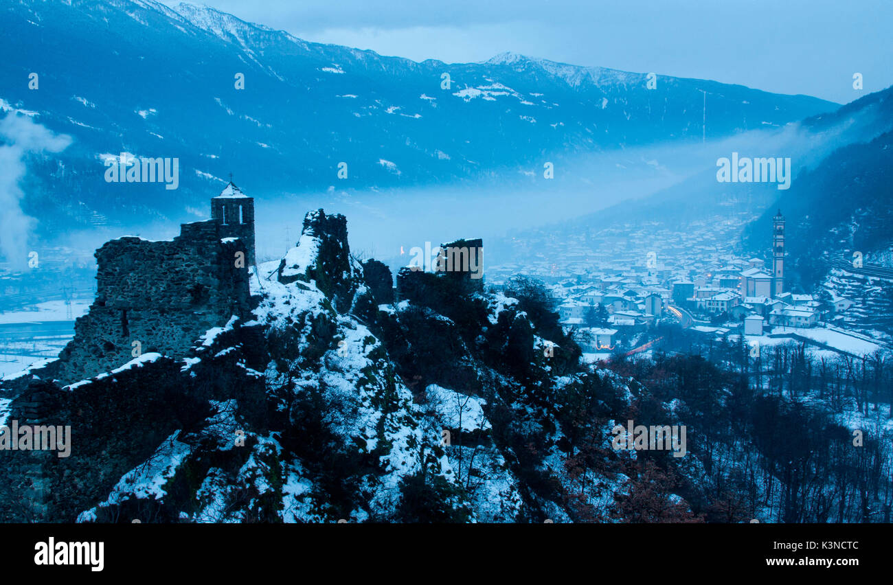 Grosotto Kaste während einer nebligen Wintertag - Valtellina - Lombardei - Italien - Europa Stockfoto