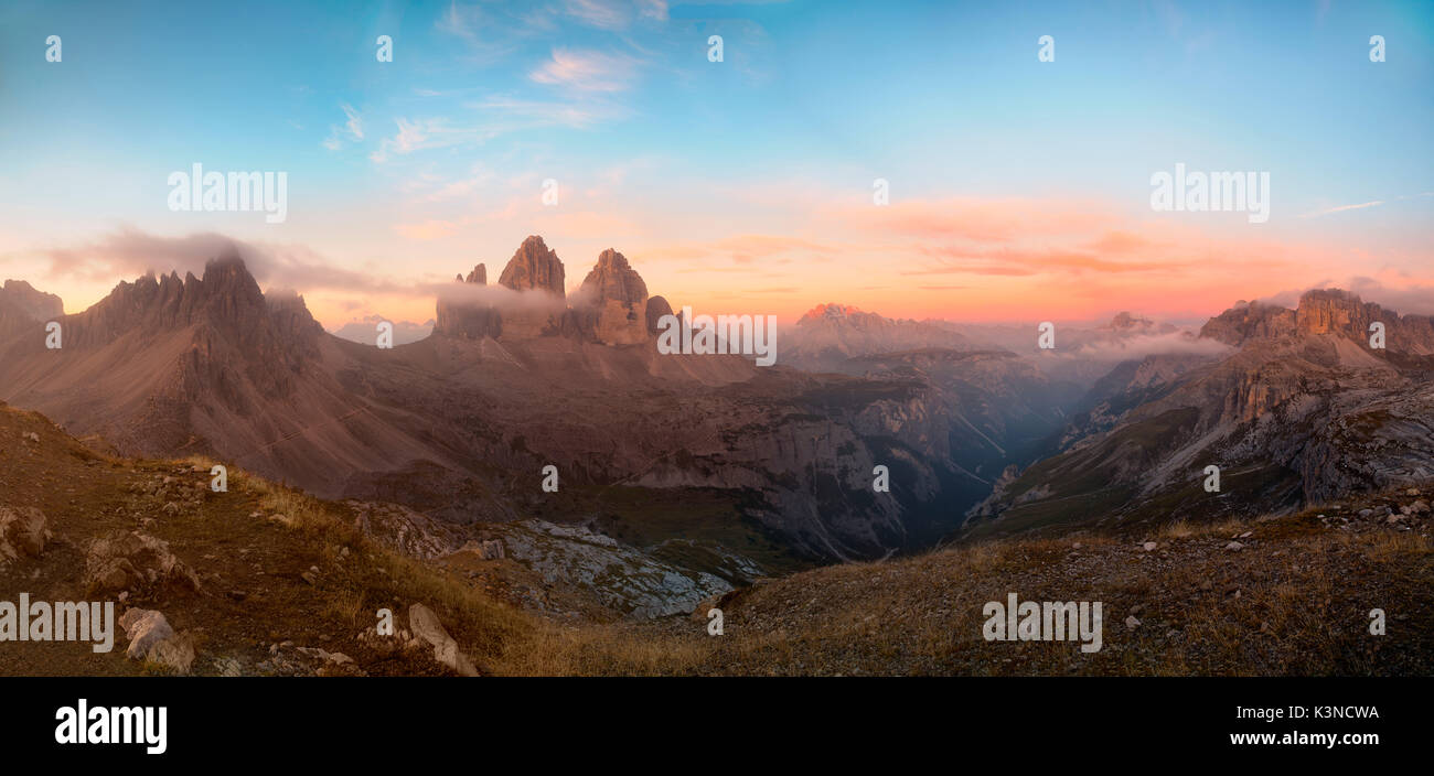 Sextner Dolomiten, Trentino Alto Adige, Italien, Europa Image in der Morgendämmerung, die den Drei Zinnen von Lavaredo, Mount Paterno und der Gruppe der Dolomiten von Sexten ausgeführt Stockfoto