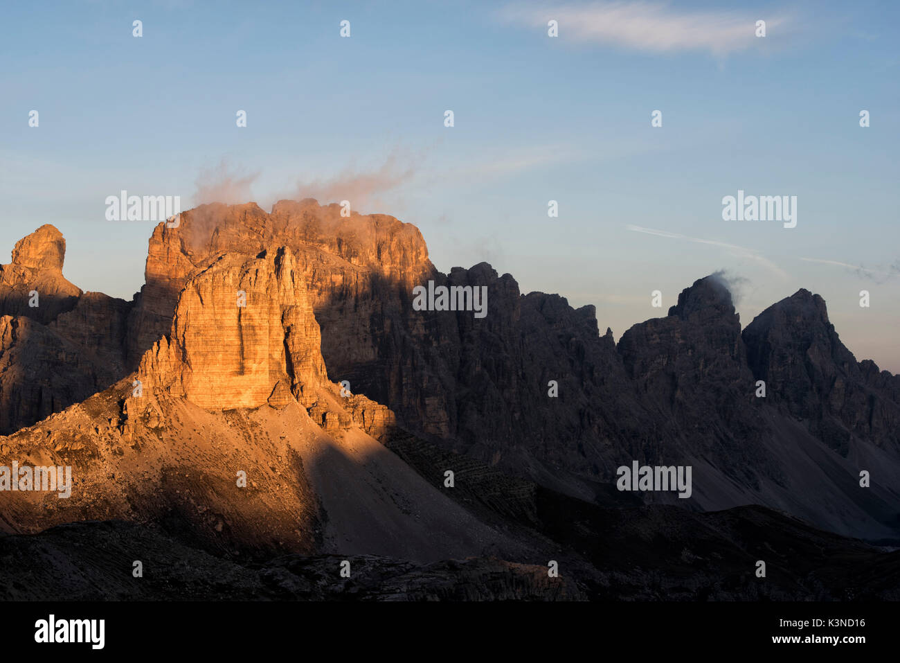 Sextner Dolomiten, Trentino Alto Adige, Italien, Europa. Torre Scarperi und Croda dei rondoi bei Sonnenuntergang Stockfoto