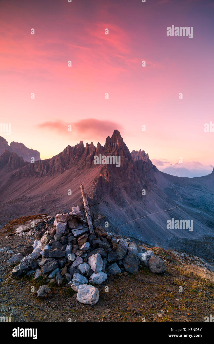 Sextner Dolomiten, Trentino Alto Adige, Italien, Europa Mount Paterno, im Naturpark der Drei Zinnen, fotografiert in der Morgendämmerung Stockfoto