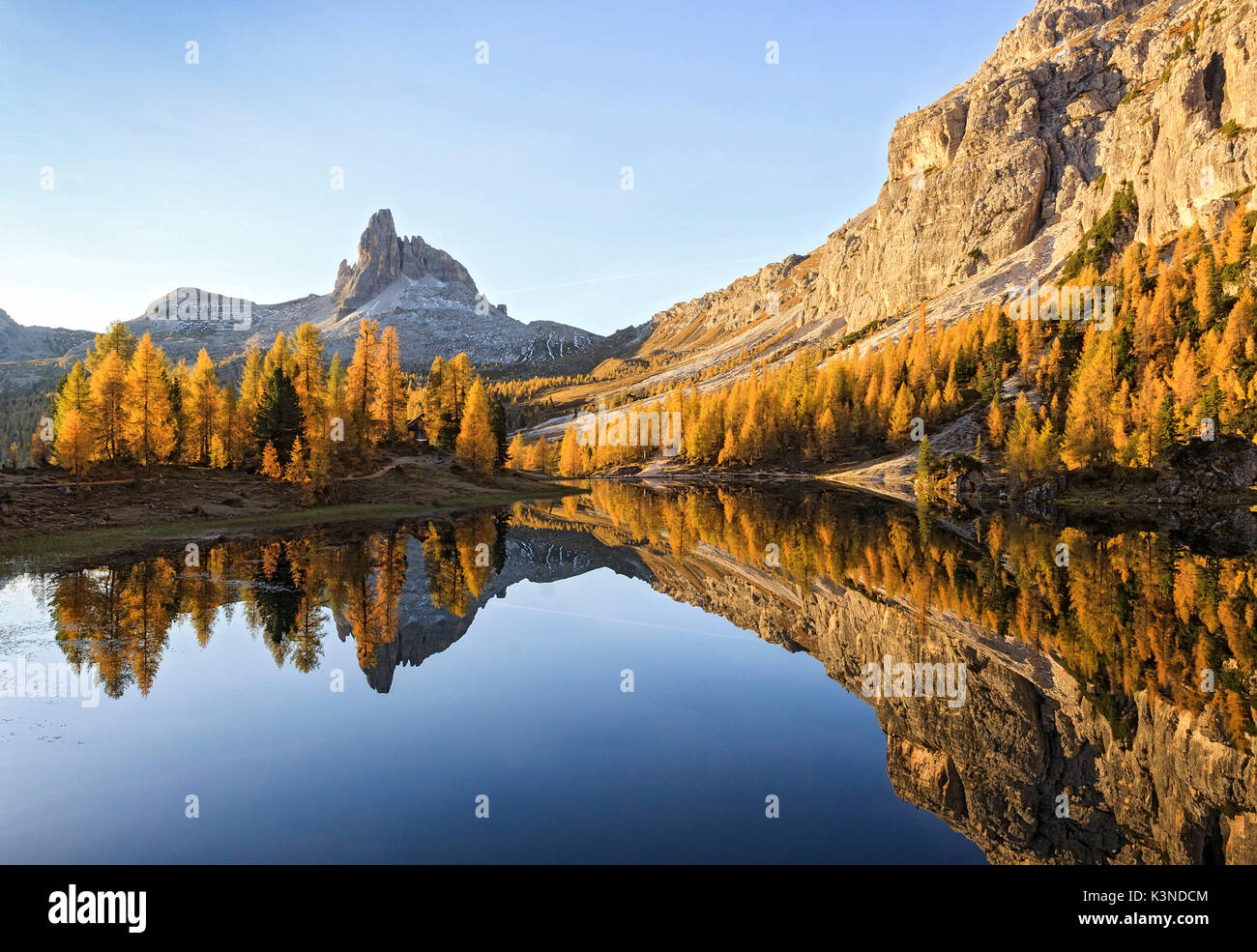 Der wunderschöne See Federa reflektierende herbste Farben, Dolomiten, Venetien, Italien Stockfoto