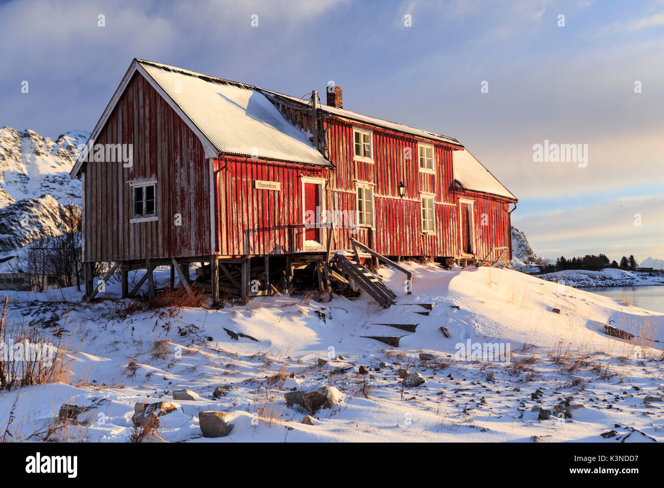 Rustikale Scheune gegen die Morgensonne, henningsvær Fischerdorf, Lofoten, Norwegen Stockfoto