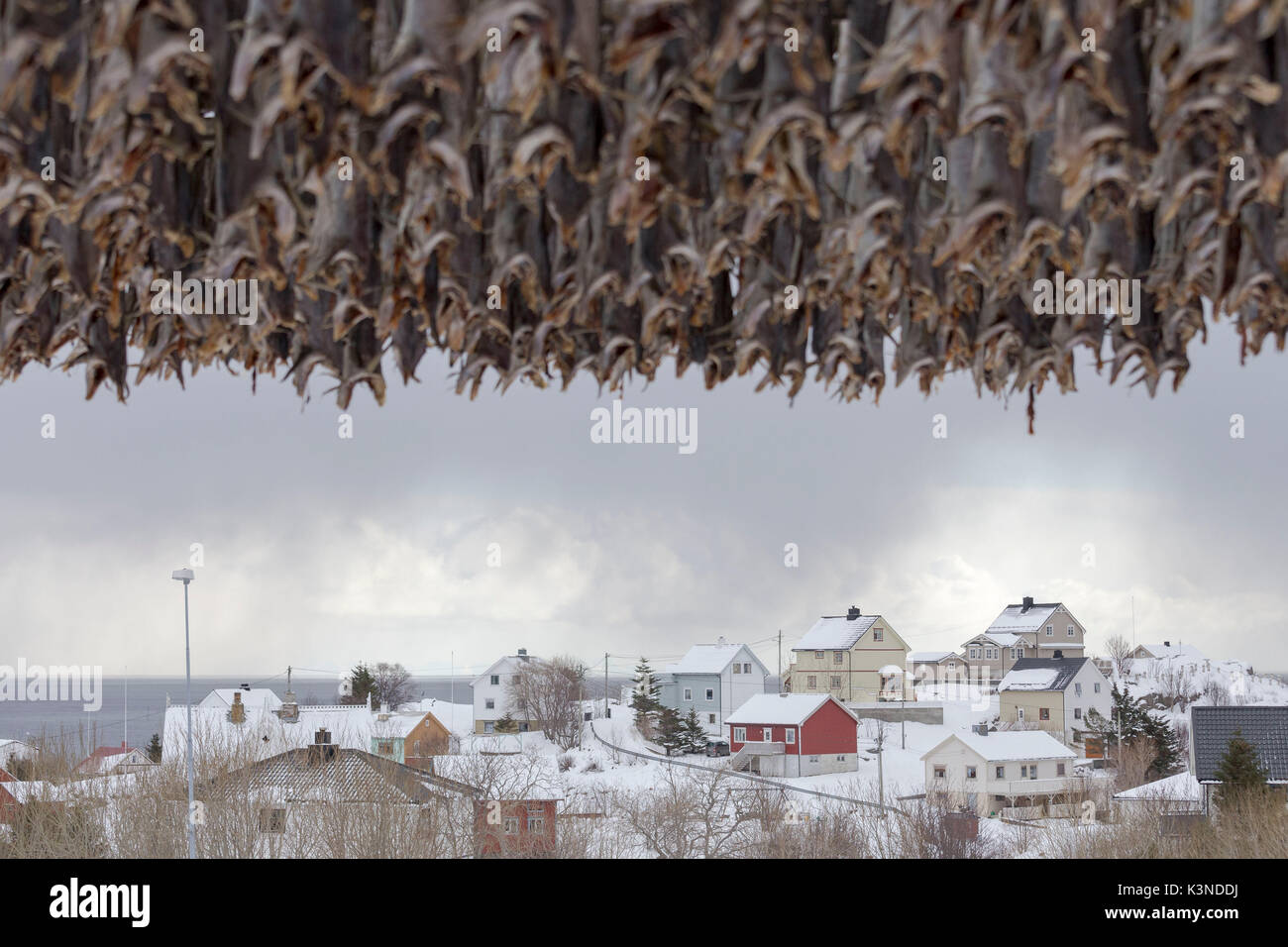 Skandinavische Häuser im Schnee gegen die bedeckt Meer im Lofoten Inseln, Norwegen Stockfoto
