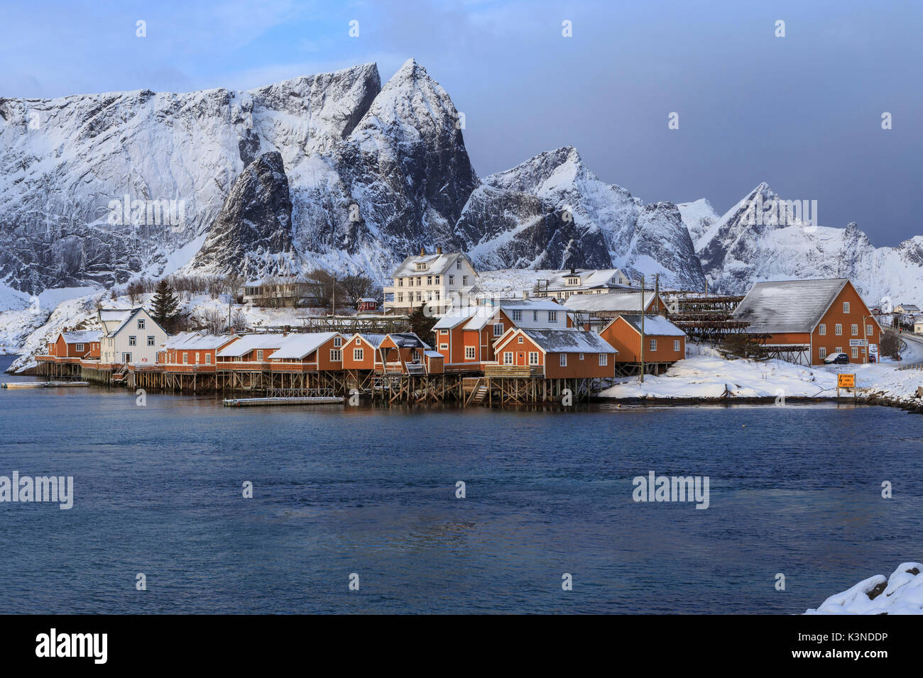 Snowy zerklüfteten Bergen über der Küste, Moskenes, Lofoten, Norwegen Stockfoto