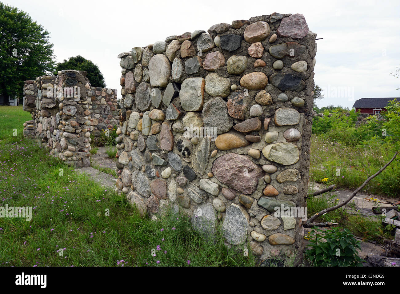 Malerische Mauer aus Stein, Teil der Foundation ist eine alte Scheune Stockfoto