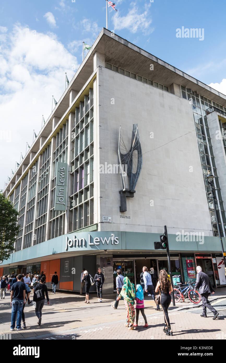 Barbara Hepworth geflügelte Figur Skulptur außerhalb der "John Lewis Department Store auf der Oxford Street, London, UK Stockfoto