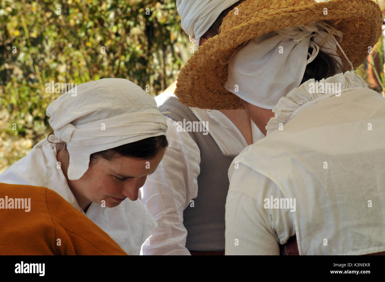 Schauspieler Tänzer gekleidet in historischen Kostümen aus dem 15. und 16. Jahrhunderts wolverton Manor Garden Festival auf der Isle of Wight Stockfoto