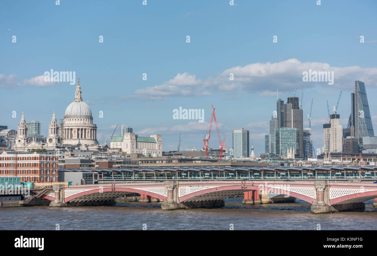 London Blackfriars Brücke über die Themse mit St. Paul's Cathedral und die City von London Skyline im Hintergrund Stockfoto