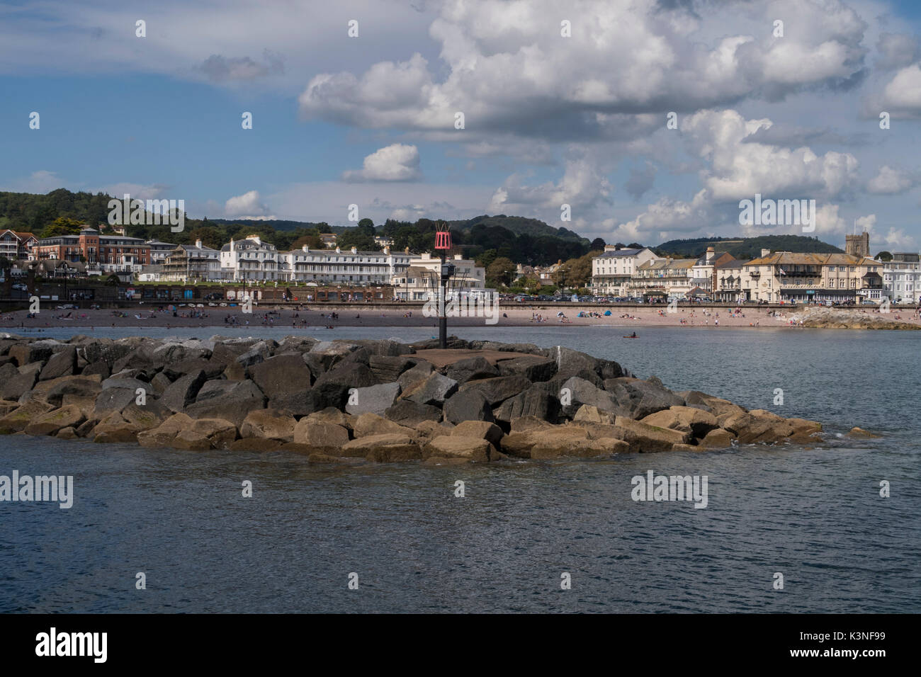 Ein Felsen groyne Schutz der Küste und Strand in Honiton, Devon. Stockfoto