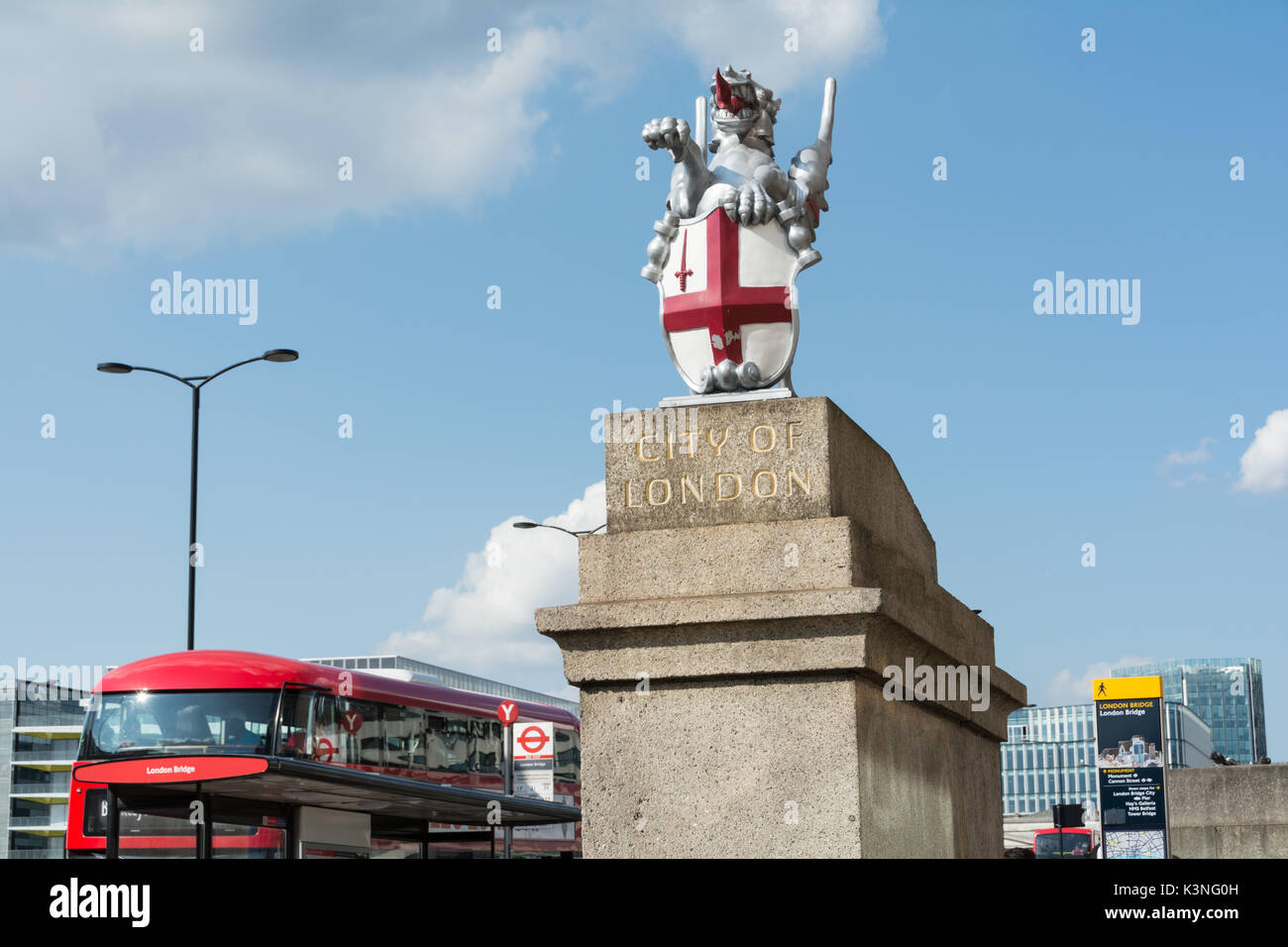 City of London Dragon Grenzmarkierung auf der Südseite der London Bridge, London, England, Großbritannien Stockfoto