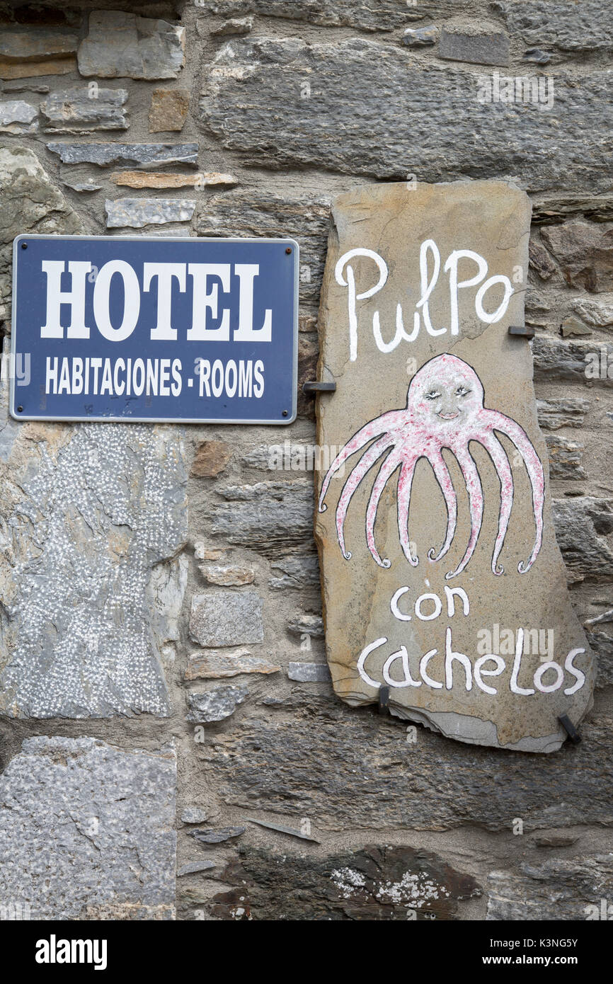 Octopus Gericht und Hotel Schild; O Cebreiro; Galizien; Spanien Stockfoto