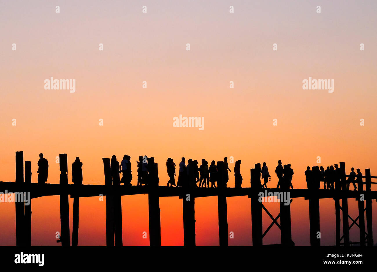 Die U-Bein Bridge bei Sonnenuntergang, Mandalay, Myanmar Stockfoto