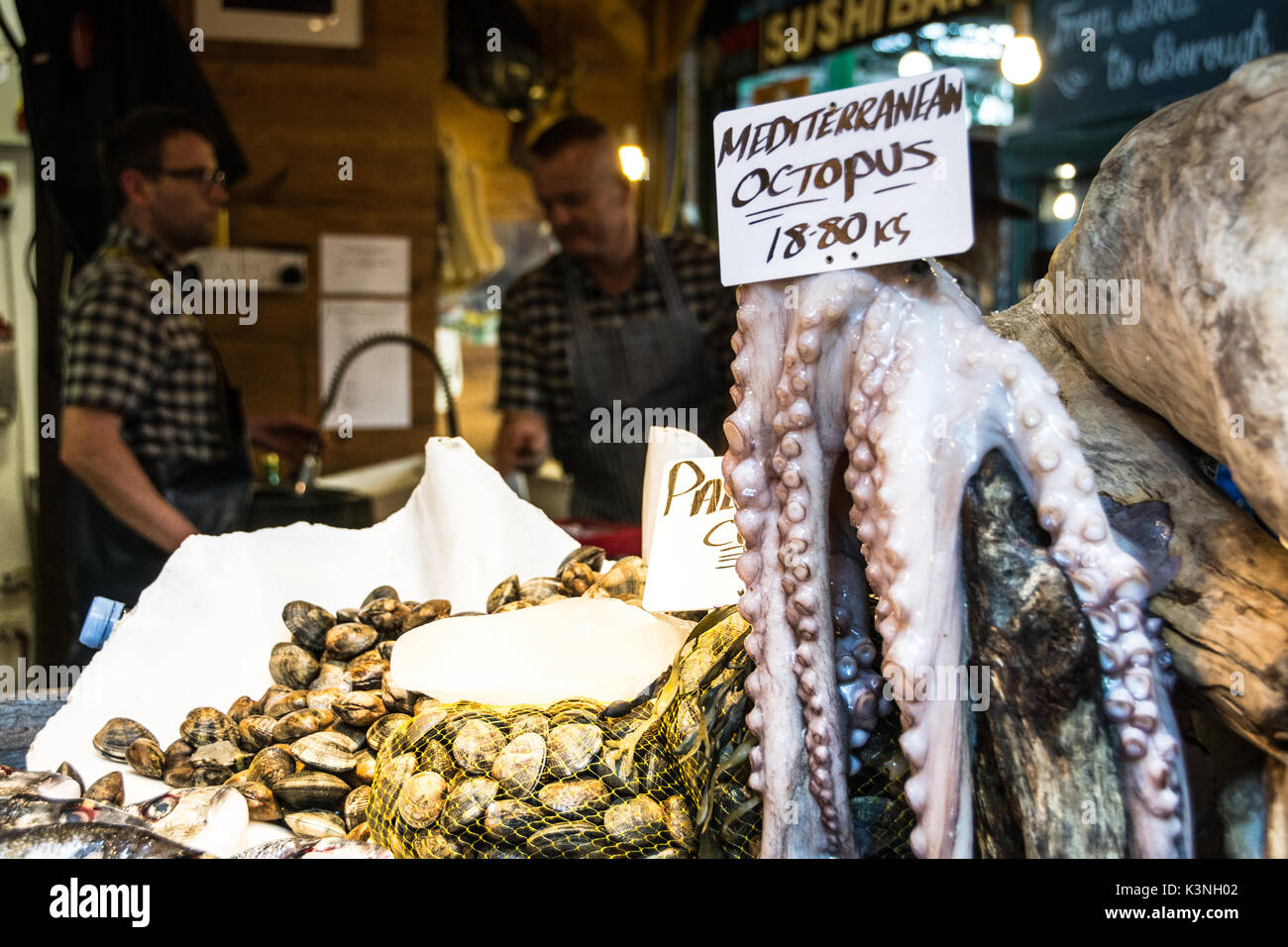 Nahaufnahme von einem Kraken auf ein fischhändler Abschaltdruck am Borough Market, London, SE1, UK Stockfoto