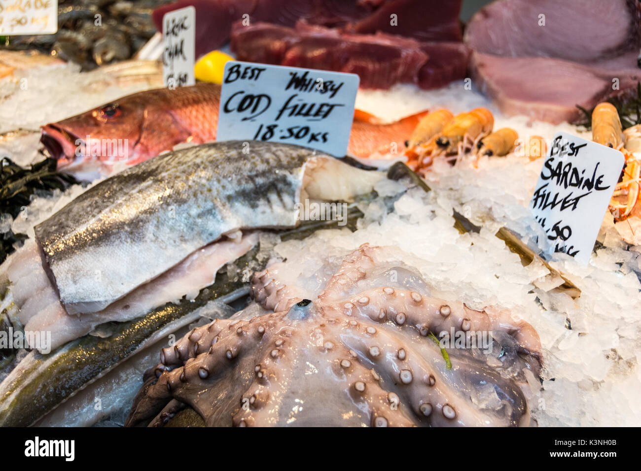 In der Nähe von kabeljaufilet in einem Fischgeschäft Abschaltdruck am Borough Market, London, SE1, UK Stockfoto