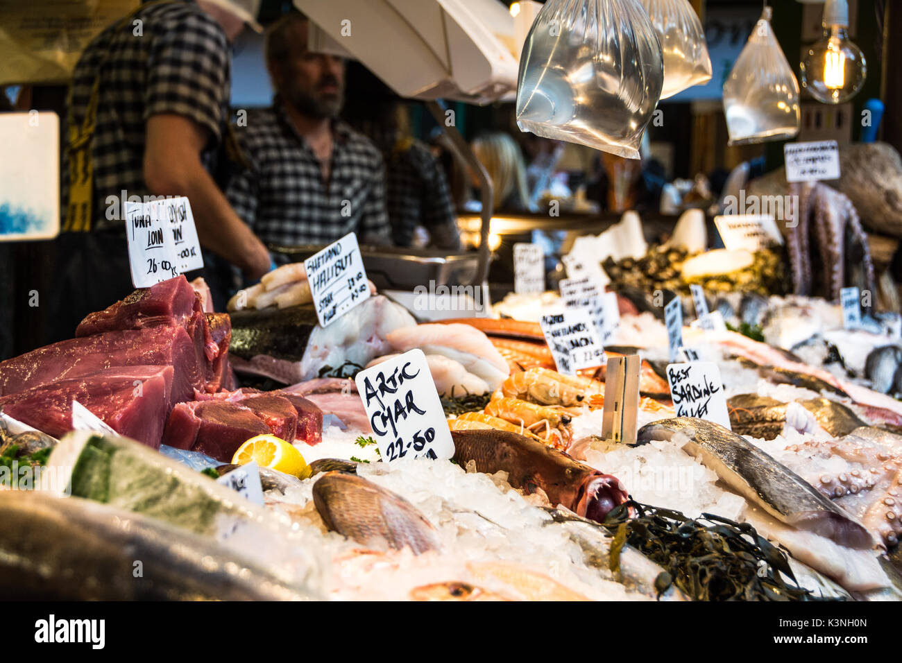 In der Nähe der arktischen Saibling in einem Fischgeschäft Abschaltdruck am Borough Market, London, SE1, UK Stockfoto