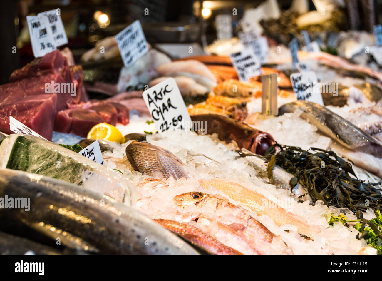 In der Nähe der arktischen Saibling in einem Fischgeschäft Abschaltdruck am Borough Market, London, SE1, UK Stockfoto