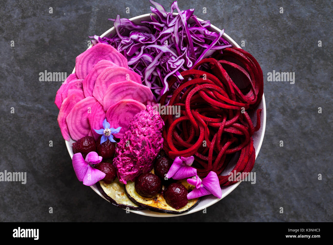 Vegan Schüssel mit roh und gekocht, rote Rüben, Rotkohl, Aubergine Stockfoto