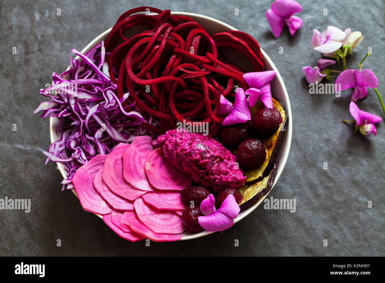 Vegan Schüssel mit roh und gekocht, rote Rüben, Rotkohl, Aubergine Stockfoto