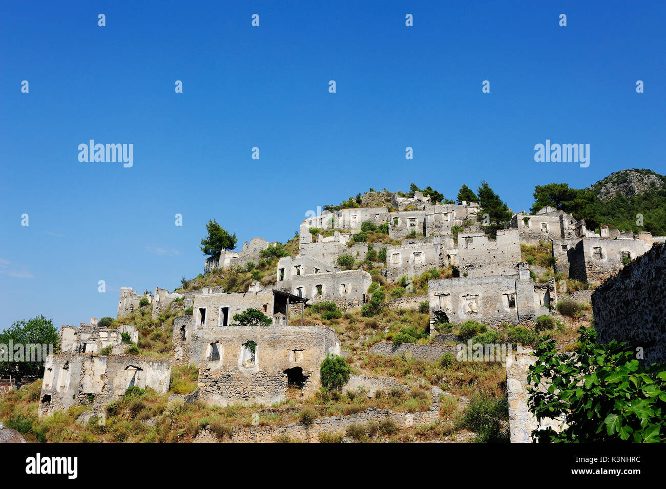 Ein Blick auf die Klippen Stadt Kayaköy in Fethiye, Türkei. Stockfoto