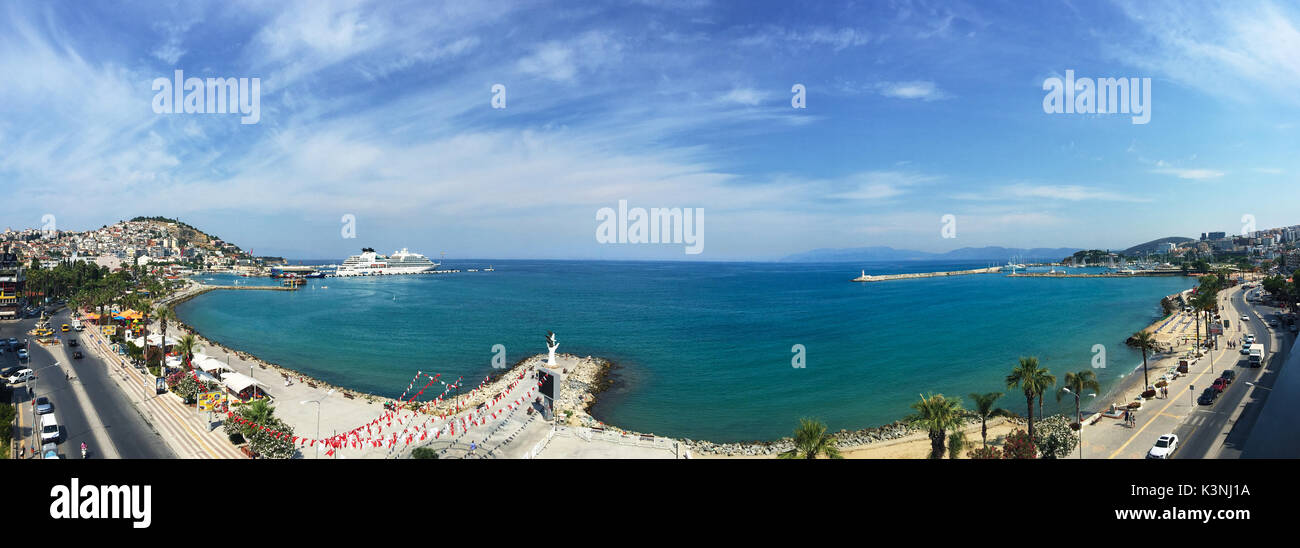 Panoramablick von Kusadasi Stadt und Hafen in der ägäischen Küste der Türkei Stockfoto