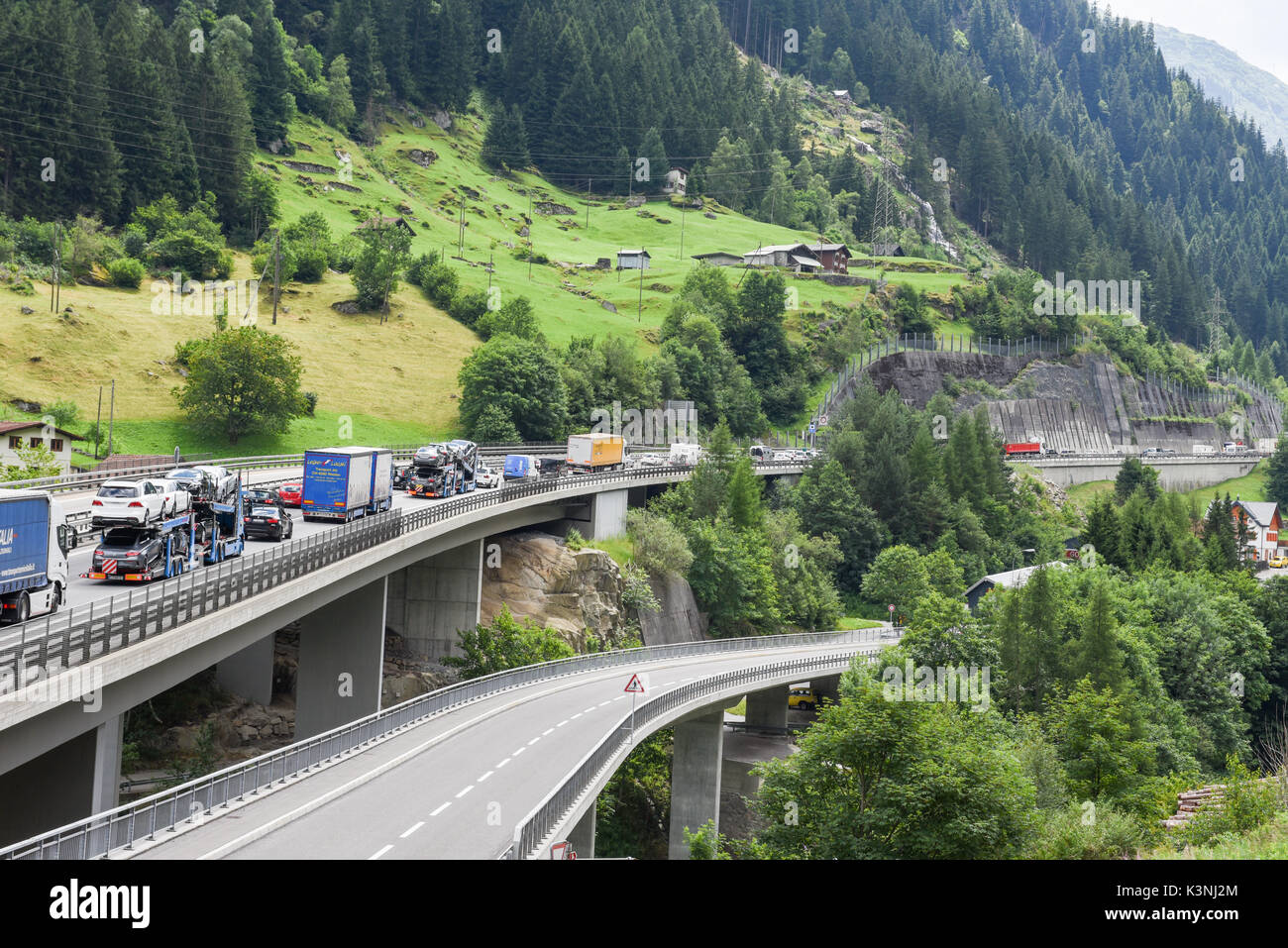 Goesschenen, Schweiz - 12. Juli 2017: Fahrzeuge auf der Autobahn in der Schlange für die Eingabe von Gotthard Tunnel in den Schweizer Alpen Stockfoto