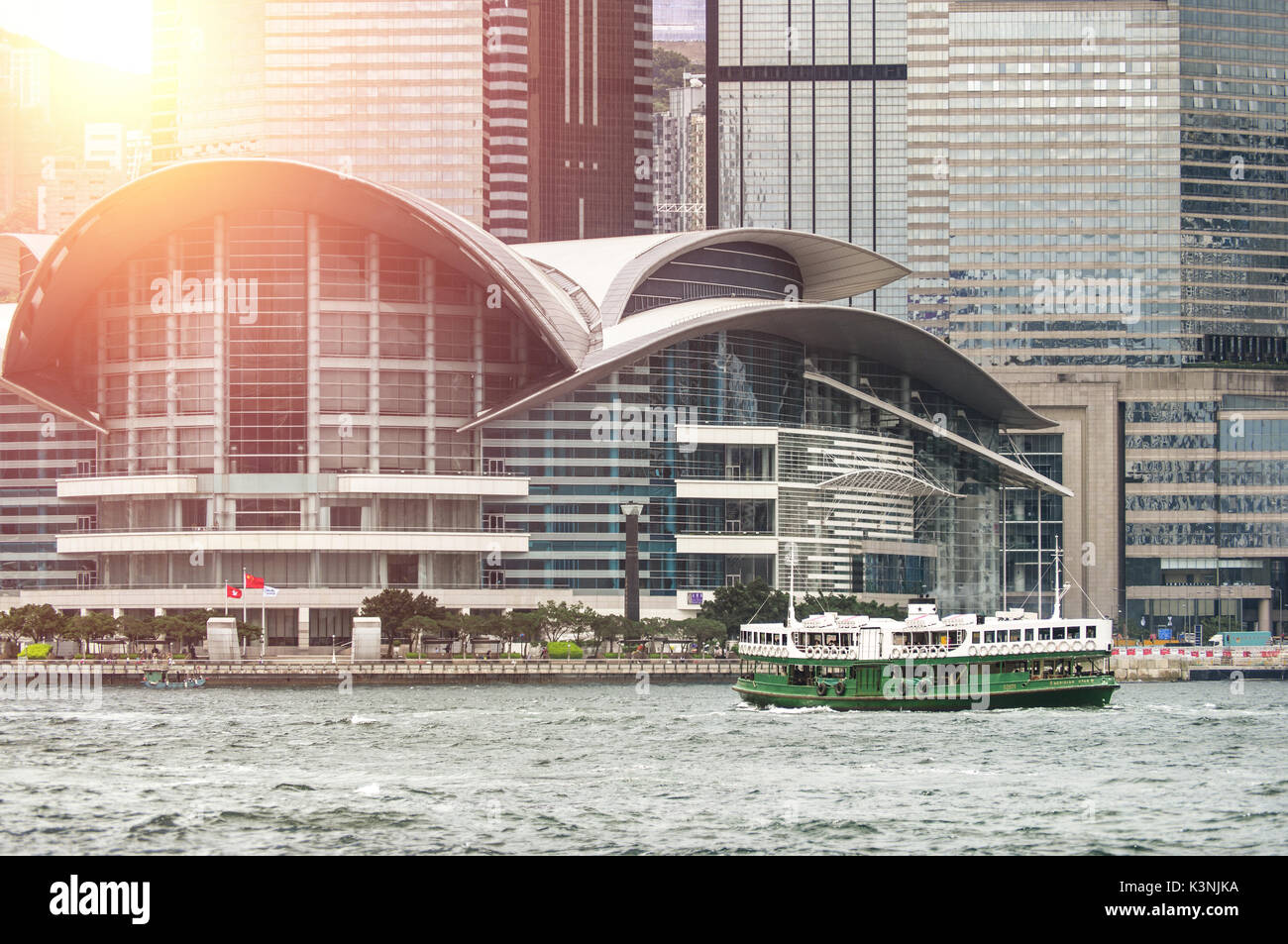 Hongkong, China-jun 8,2016: Hong Kong Kongress- und Messezentrum und der Star Ferry. Stockfoto