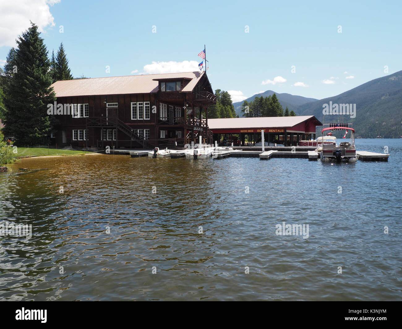 Grand Lake, CO - August 11: Boot rutscht in der Nähe der Grand Lake Yacht Club leeren Sitzen als bootsfahrer nutzen Sie die schönen, sonnigen Tag und die Boote herausnehmen Stockfoto