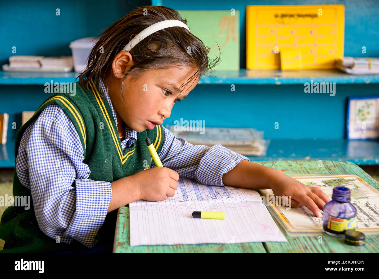 Leh, Indien - 24. August 2015: Blick auf eine konzentrierte tibetische Schüler in SOS-Kinderdorf Schule. Stockfoto