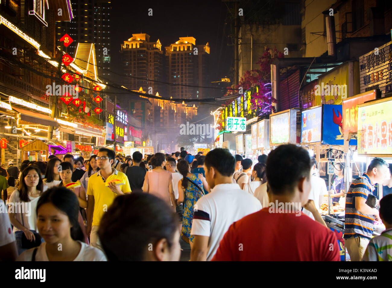 NANNING, CHINA - Juni 9, 2017: Nanning Zhongshan Snack Street mit vielen Menschen bying essen und herumlaufen. Dieses Essen ist die größte Nacht fo Stockfoto