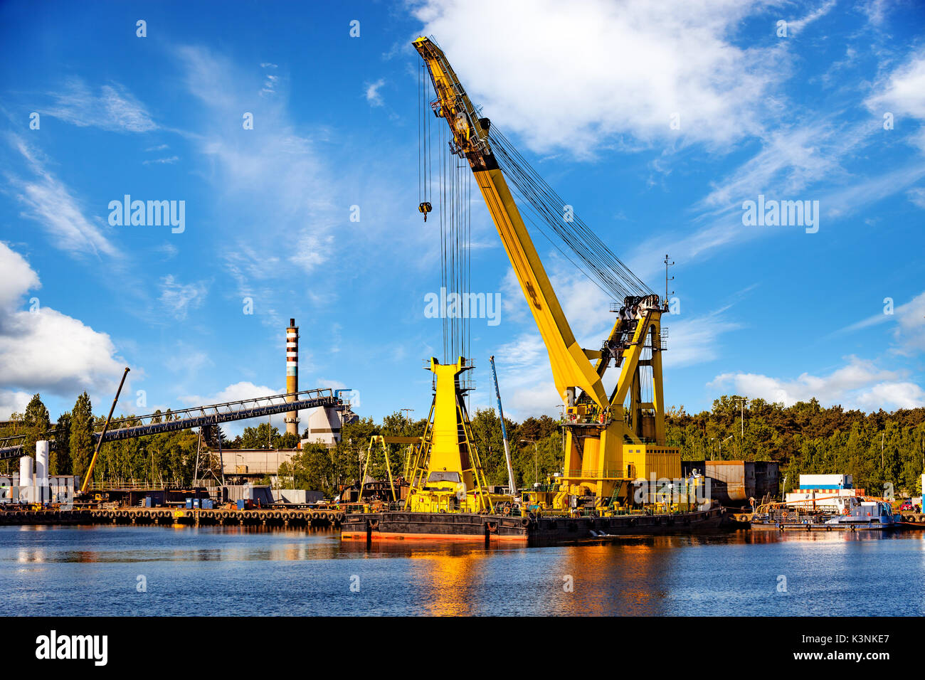 Riesige Schwimmkran bei der Arbeit im Hafen von Danzig, Polen. Stockfoto