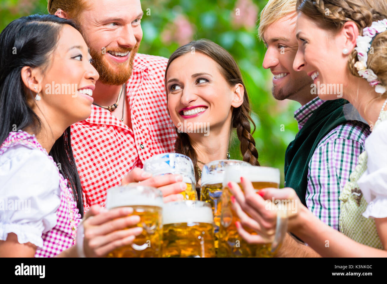 Freunde Spaß im Biergarten beim Anstoßen Stockfoto