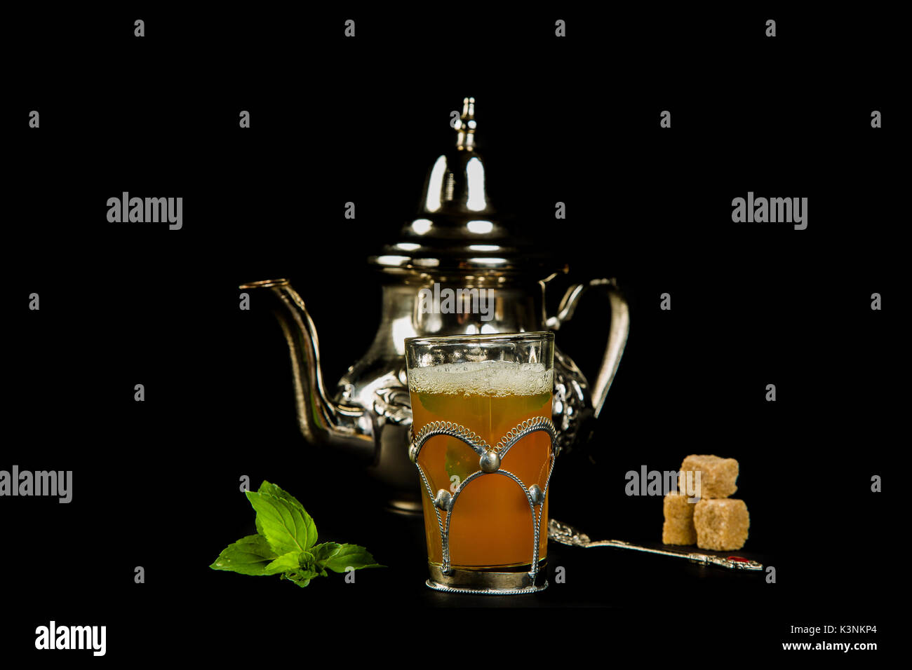 Wahre marokkanischen Minztee in der ursprünglichen Schale und Teekanne auf dem schwarzen Hintergrund Stockfoto