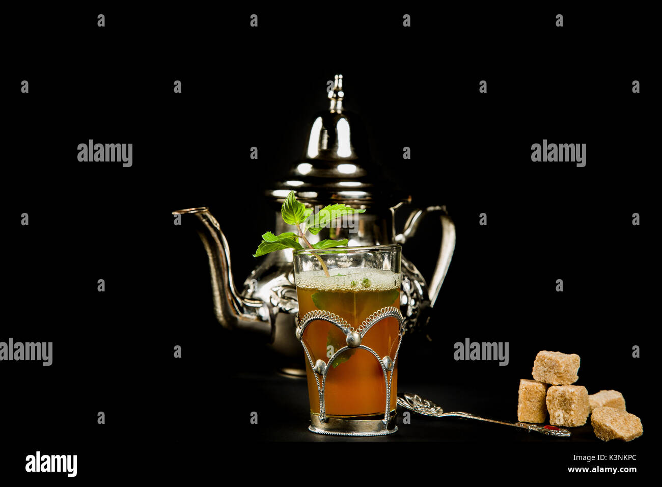 Wahre marokkanischen Minztee in der ursprünglichen Schale und Teekanne auf dem schwarzen Hintergrund Stockfoto