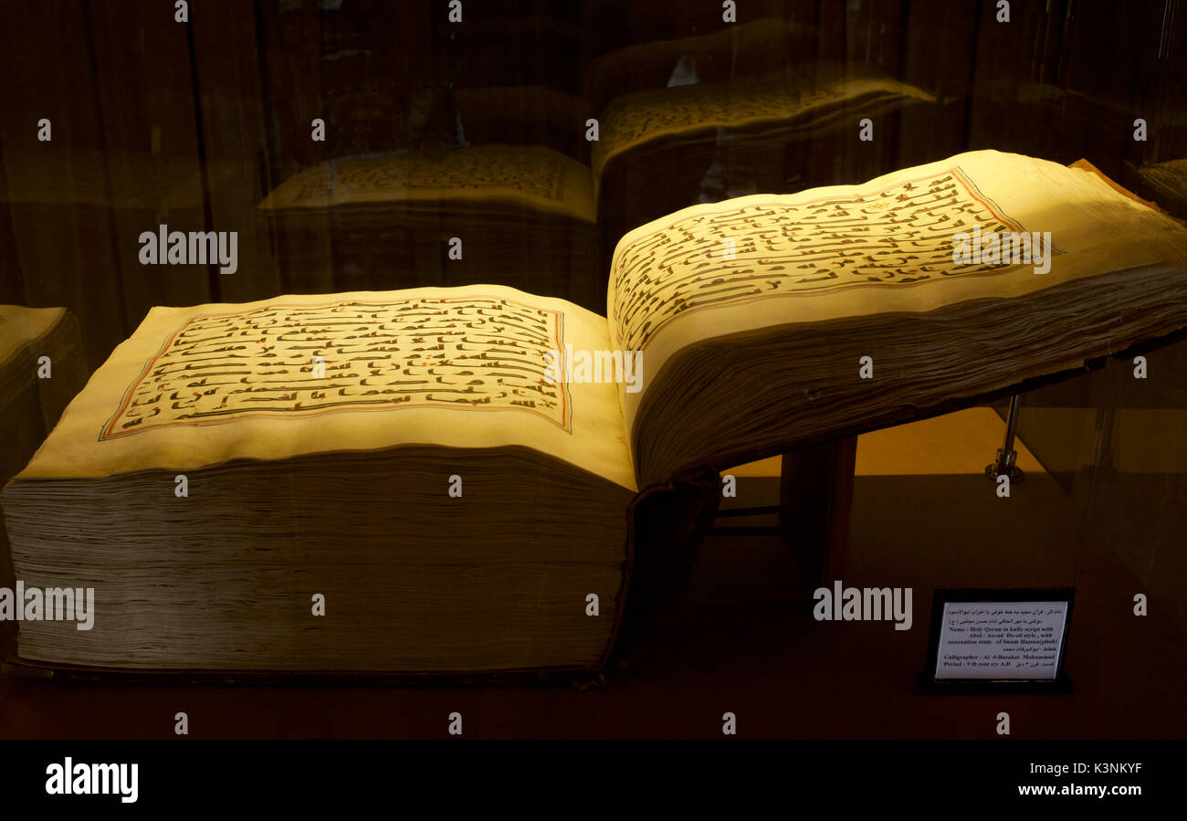 Der Heilige Koran in kufischer Schrift. Chehel Sotun Palace, Isfahan, Iran Stockfoto