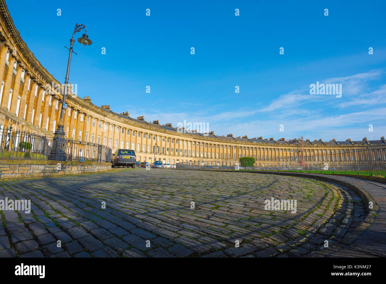 Bath Royal Crescent UK, Blick auf den Royal Crescent - eine Reihe von 30 georgischen Reihenhäusern, die in einem überwältigenden Halbmond im Zentrum von Bath, Großbritannien, errichtet wurden. Stockfoto