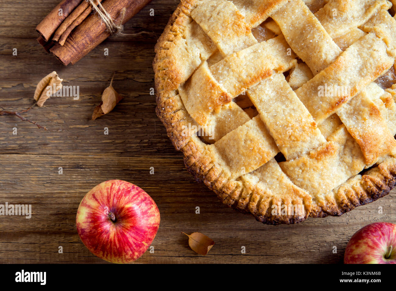 Klassische Apfelkuchen Dessert. Hausgemachte American Pie aus organischen Herbst Äpfel. Stockfoto
