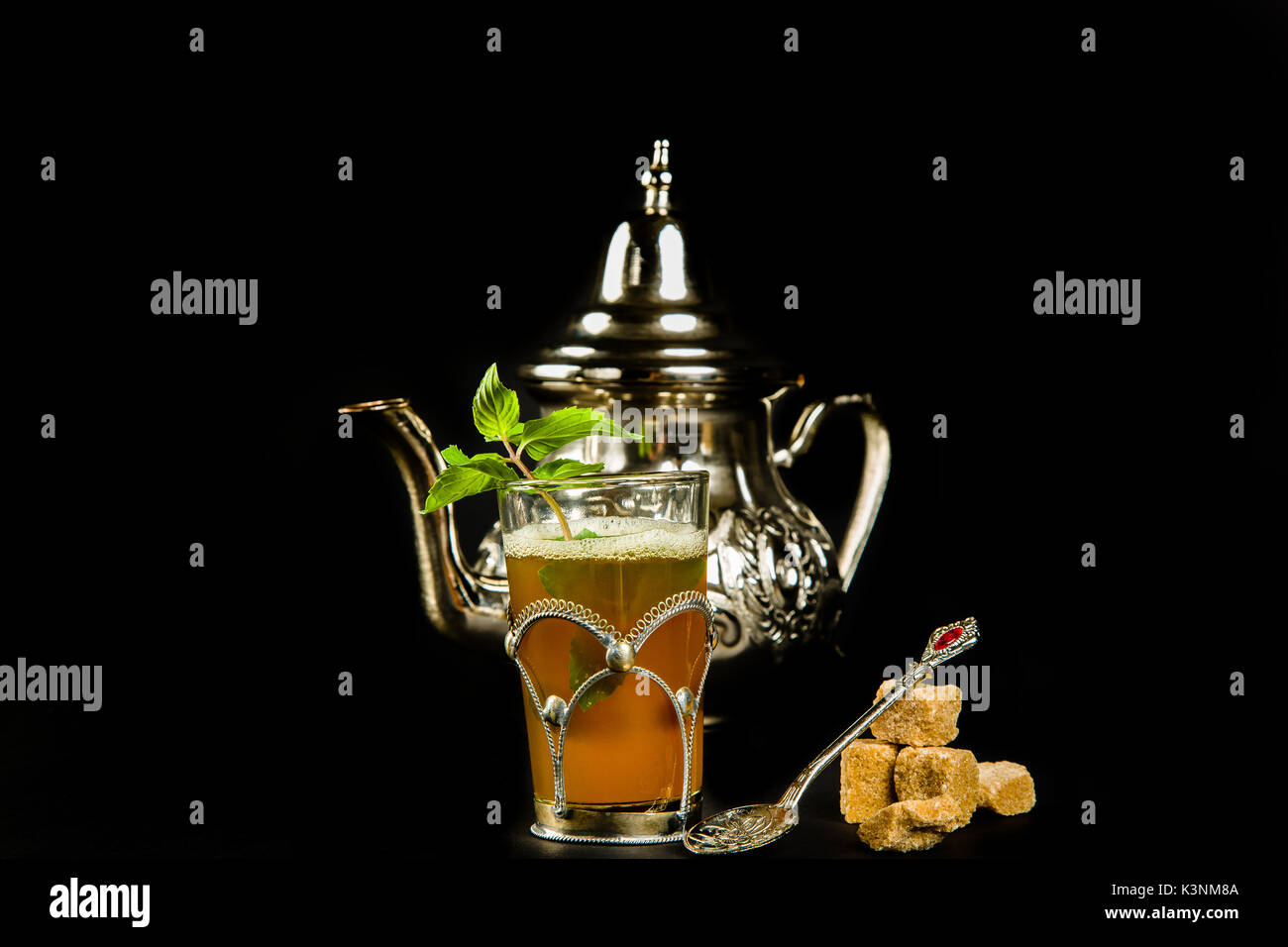 Wahre marokkanischen Minztee in der ursprünglichen Schale und Teekanne auf dem schwarzen Hintergrund Stockfoto