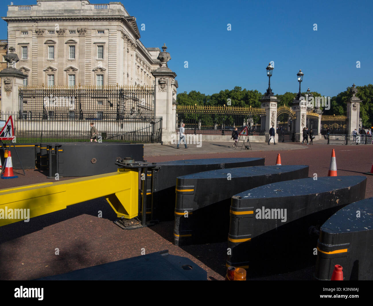 Ring aus Stahl Barrieren und die Verteidigung gegen den Terrorismus am Buckingham Place, London Stockfoto