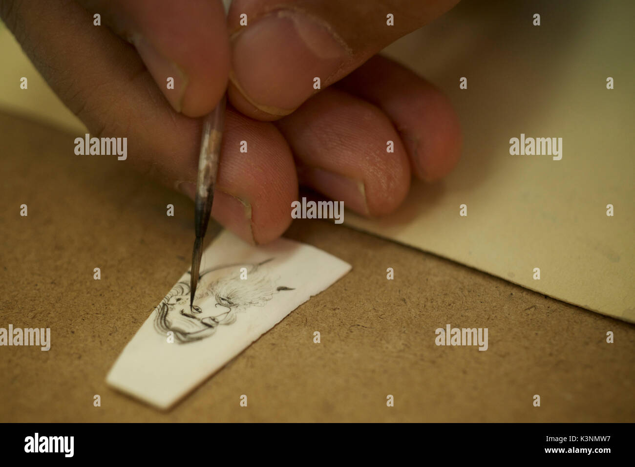 Professionelle Künstler Malerei Miniaturporträt auf Kamel Knochen, Isfahan, Iran Stockfoto