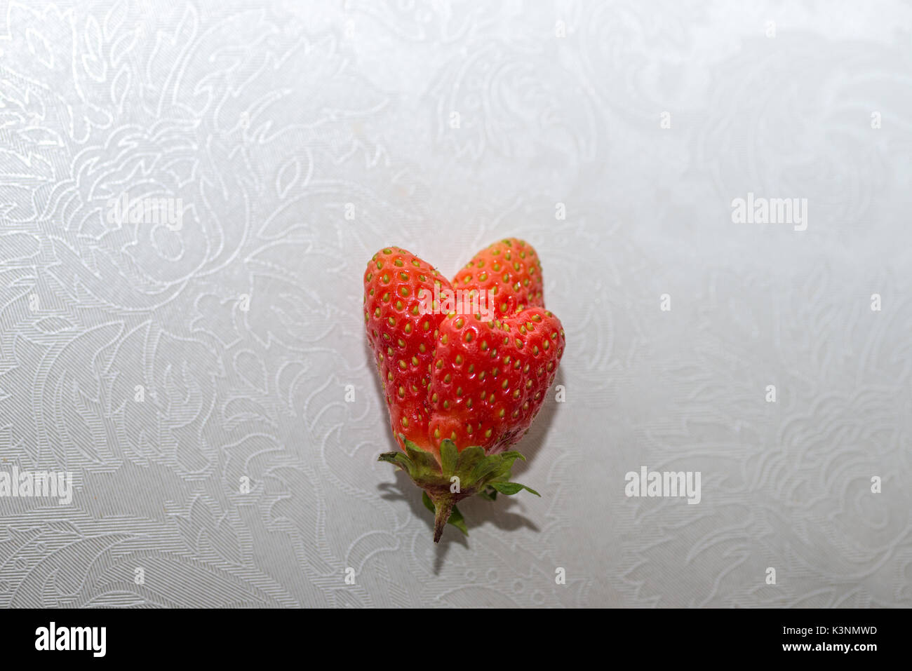 Zwei Herzen in einer Erdbeere Stockfoto
