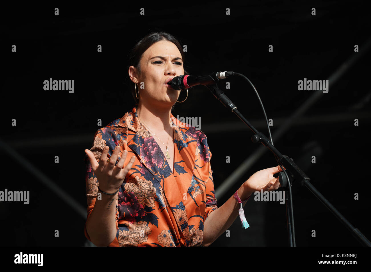 Nadine Shah live auf der Bühne im Garten 2017 Ende der Straße Festival in Larmer Tree Gardens in Dorset. Stockfoto