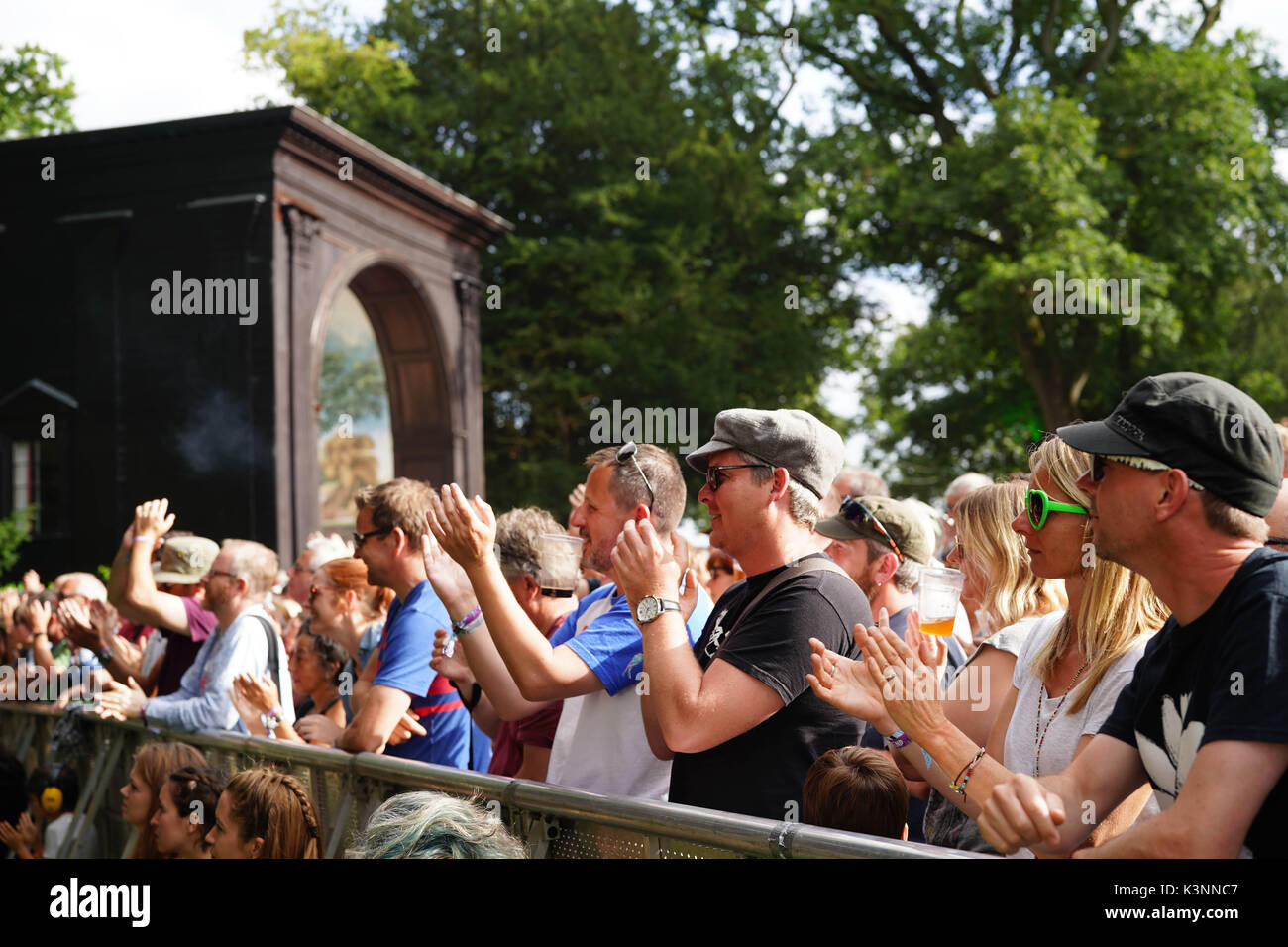 Festivalbesucher applaudieren, Nadine Shah auf der Bühne im Garten 2017 Ende der Straße Festival. Foto Datum: Samstag, 2. September 2017. Foto Stockfoto