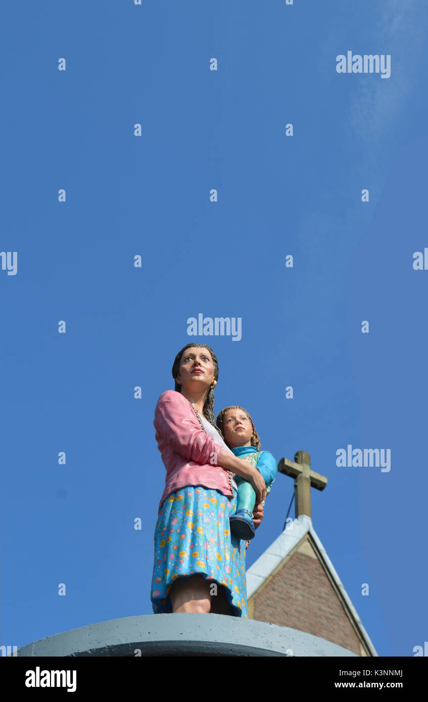 Die äulenheiligen' (stylites) ist ein Kunstprojekt von Christoph Pöggeler in Düsseldorf Sie Leben - Größe polyester Figuren von Menschen auf Litfaßsäulen Stockfoto