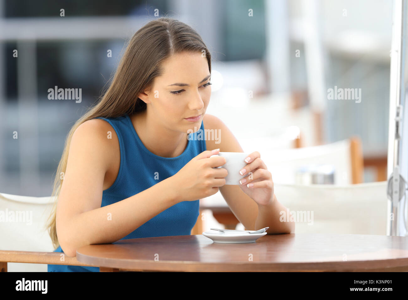 Single Sehnsucht nachdenkliche Frau in einem Café sitzen Stockfoto
